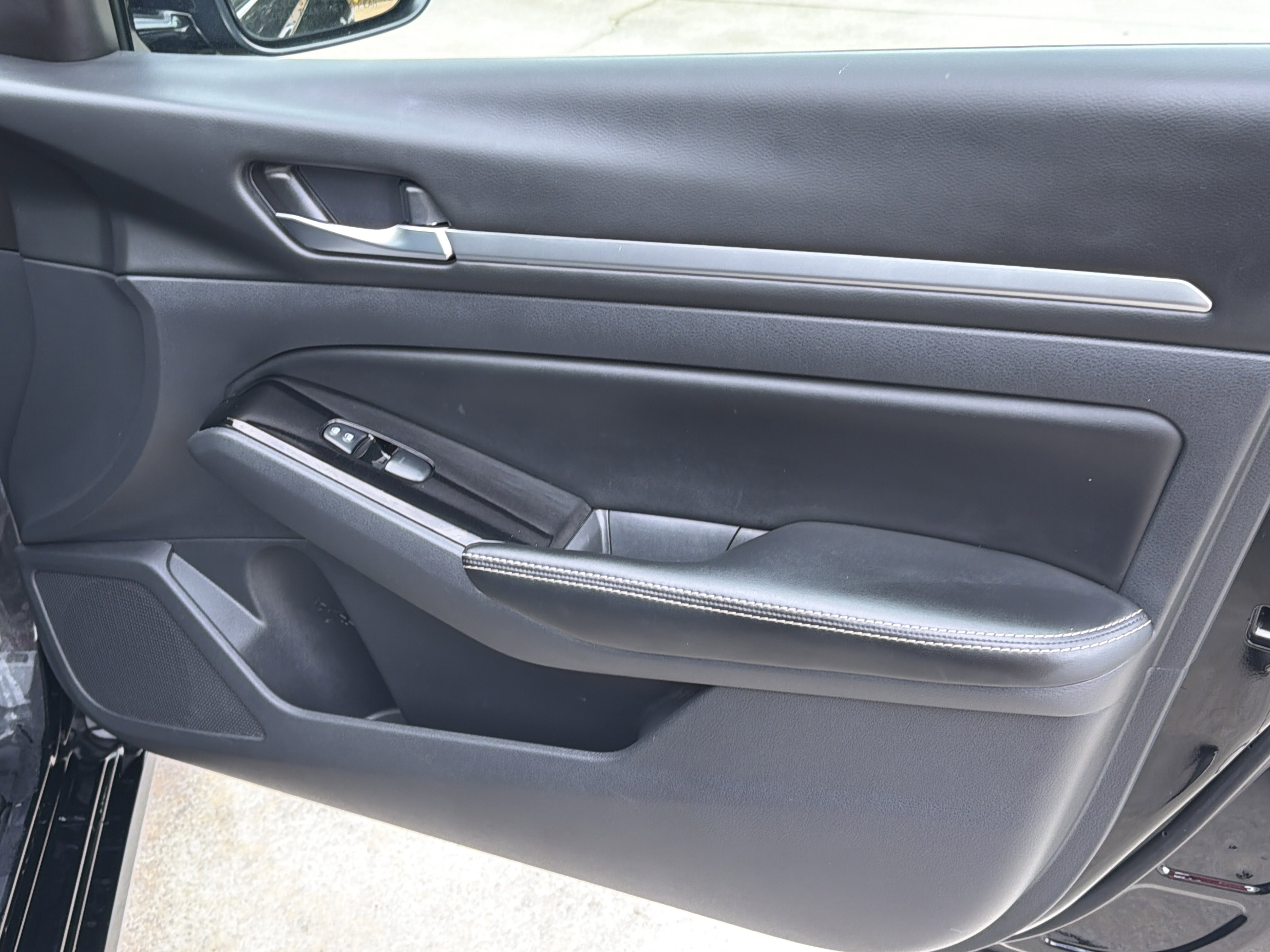 Used 2024 Super Black Nissan 2.5 SL image 15