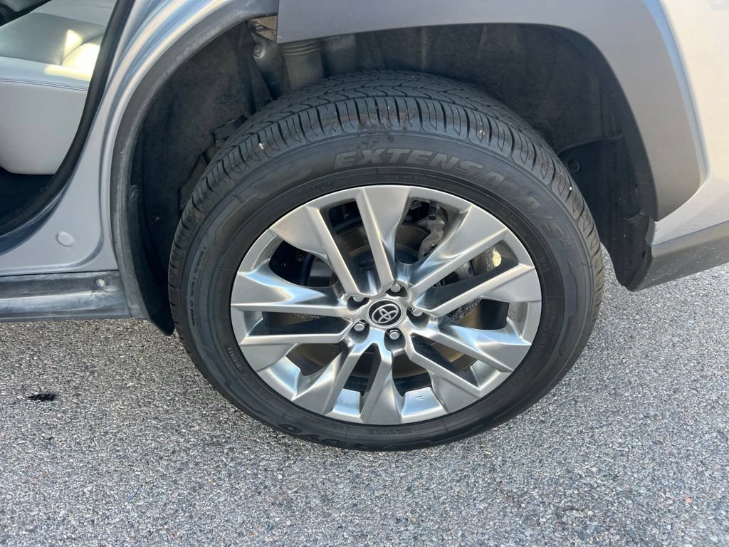 Used 2021 Silver Sky Metallic Toyota XLE Premium image 19