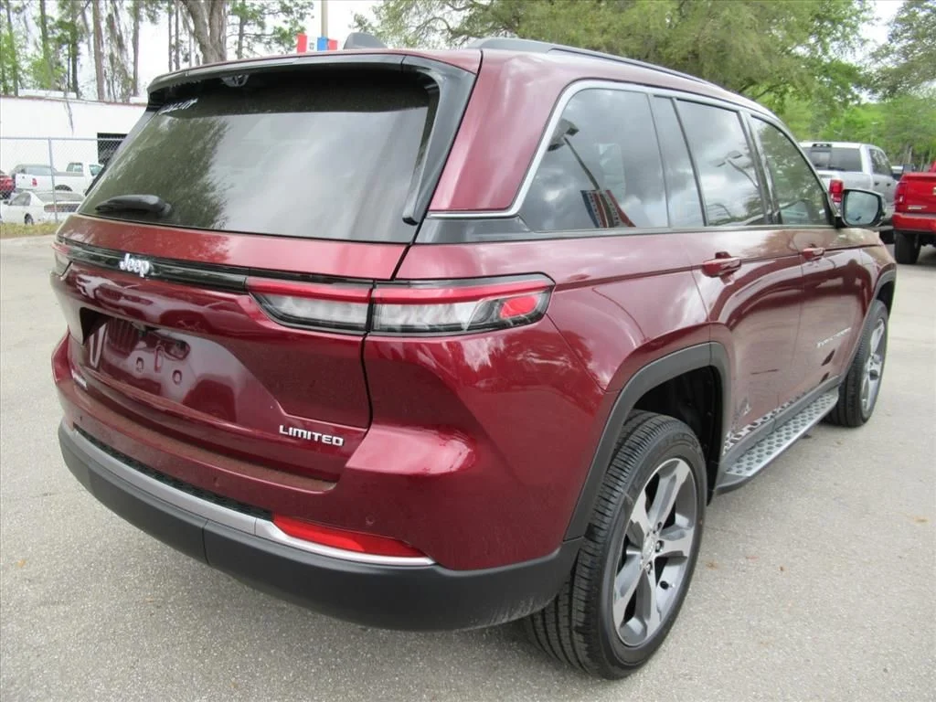 New 2026 Velvet Red Pearl-Coat Exterior Paint Jeep Limited image 7