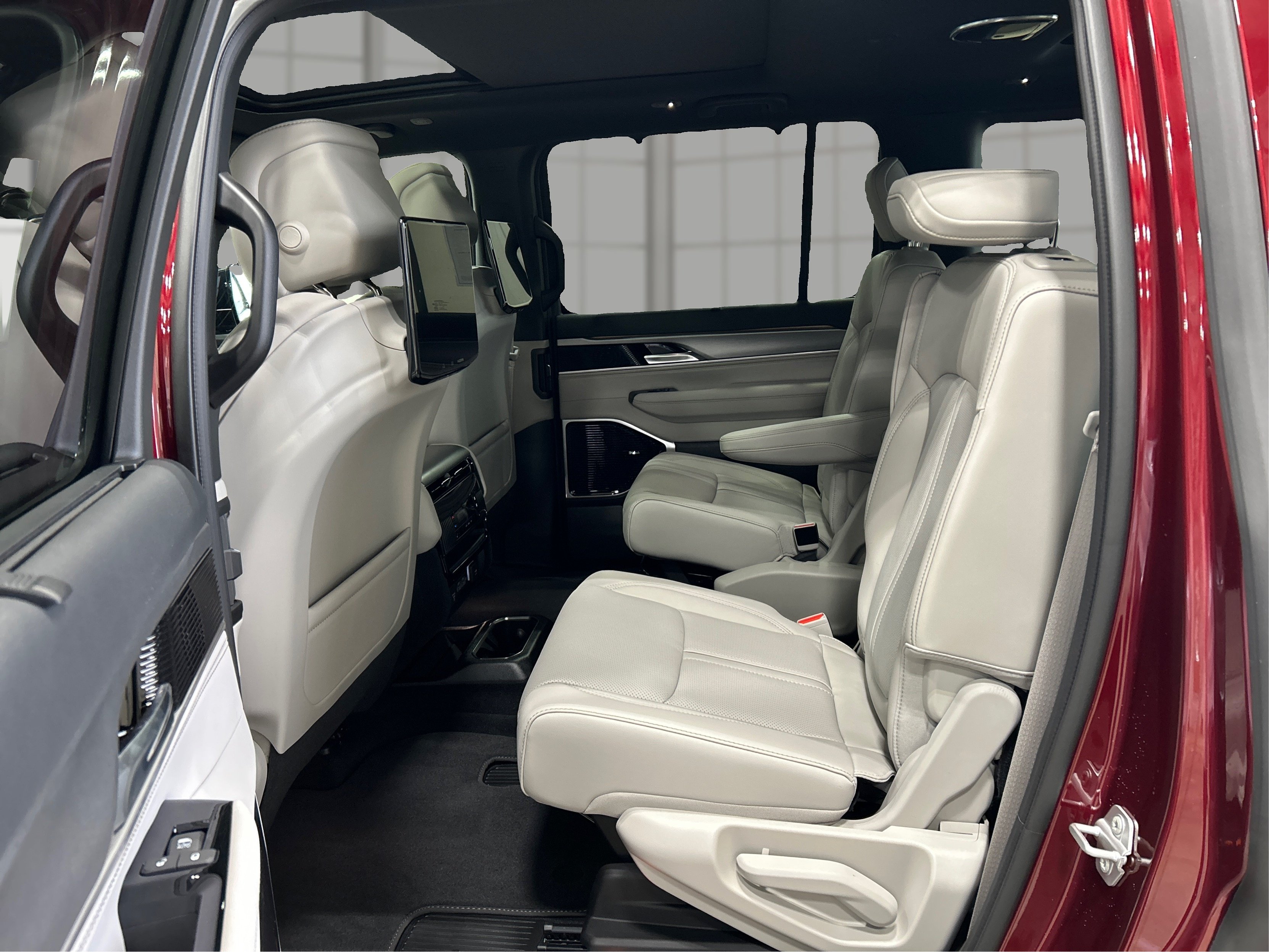 New 2026 Velvet Red Pearl-Coat Exterior Paint Jeep Limited Reserve image 10