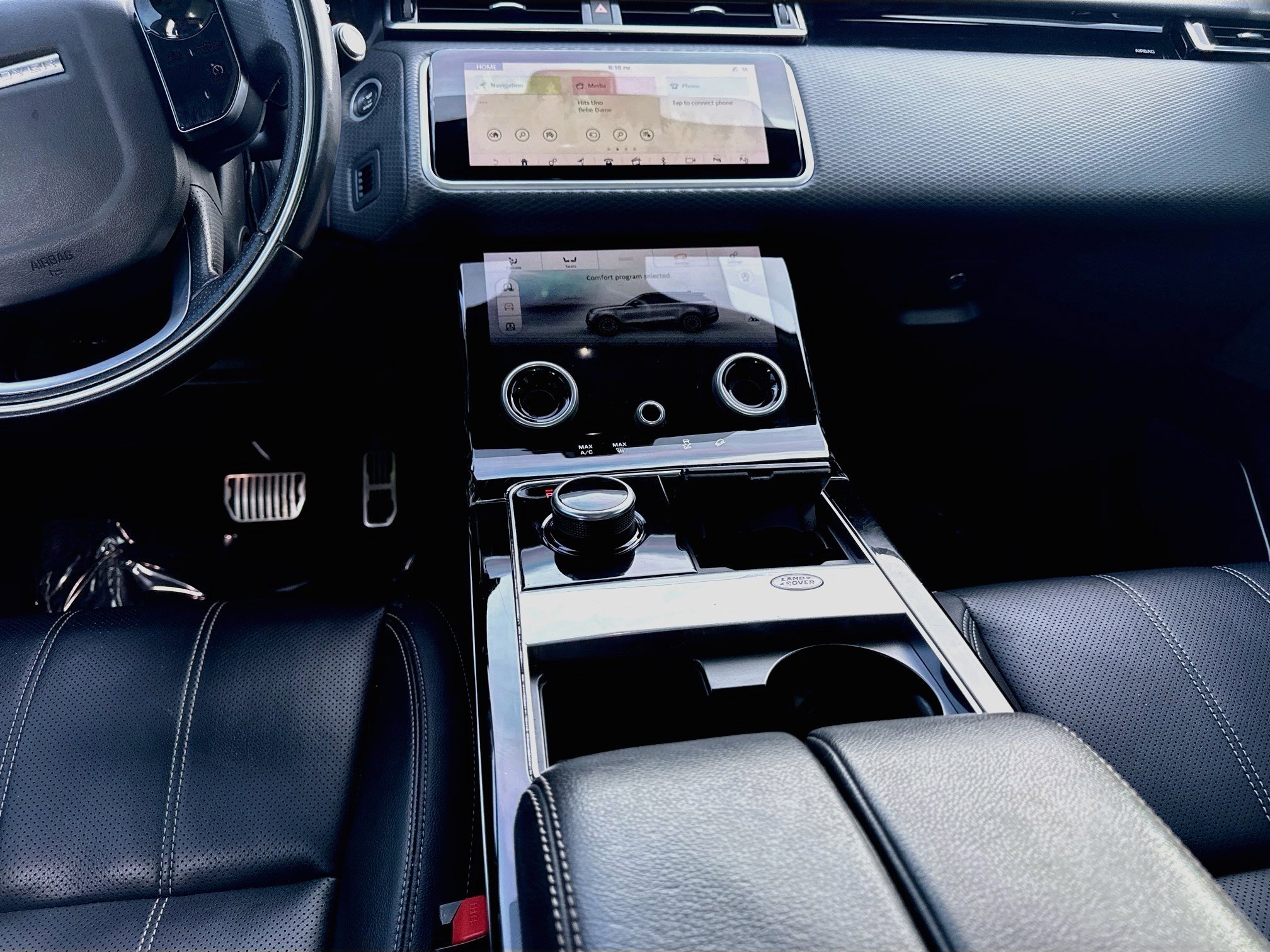 Used 2019 White Land Rover R-Dynamic SE image 18