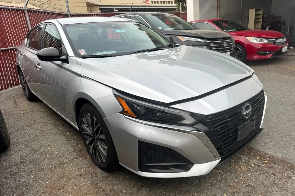 Used 2024 Silver Nissan 2.5 SV image 2