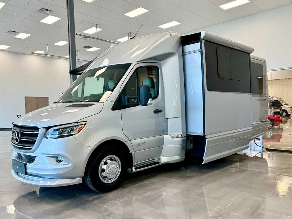 New 2025 Hightech Silver Premium Metallic AIRSTREAM  image 42