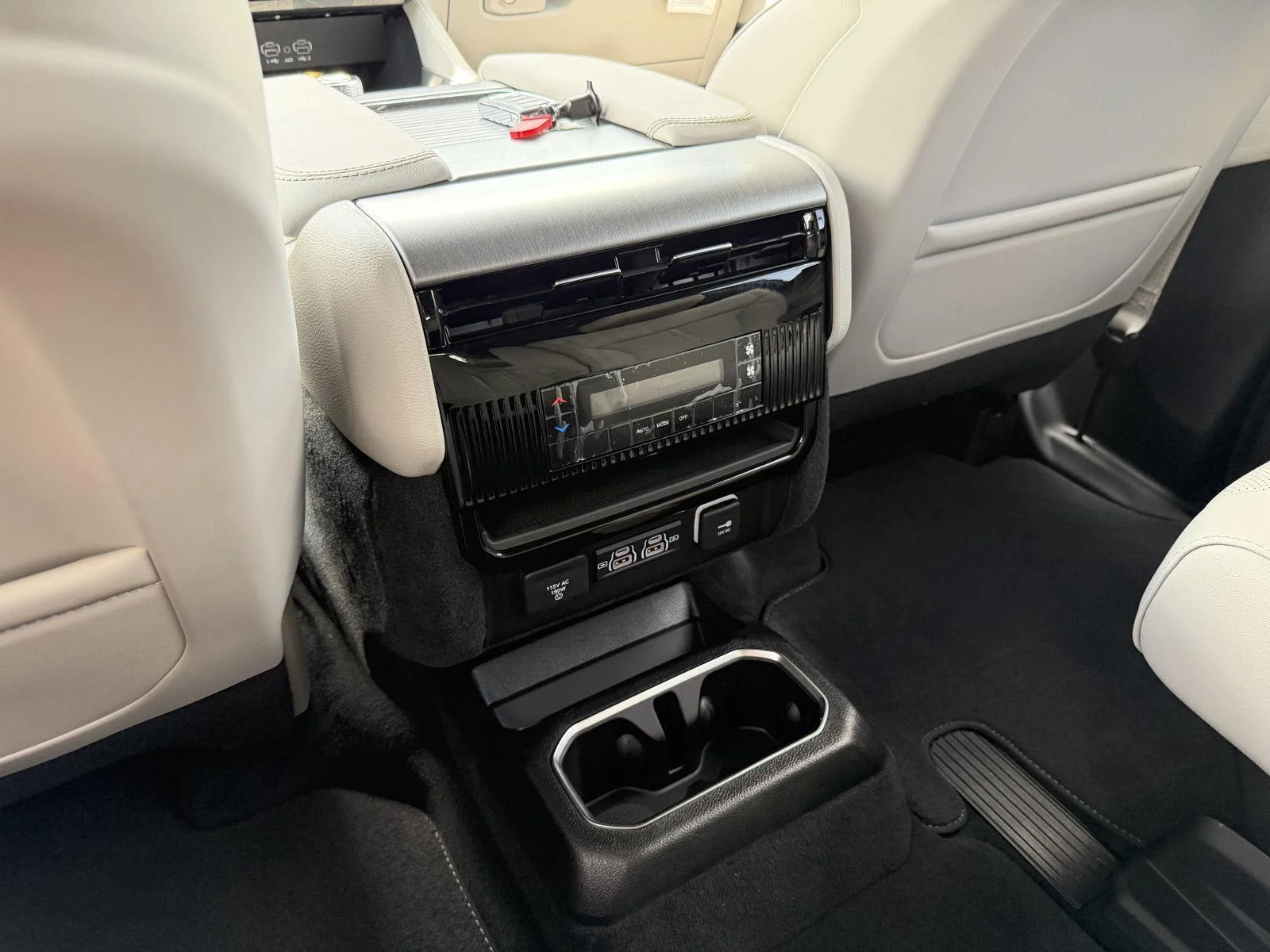 New 2026 Bright White Clear-Coat Exterior Paint Jeep 4x2 image 9