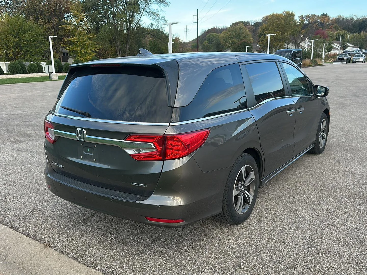 Used 2018 Pacific Pewter Metallic Honda Touring image 3