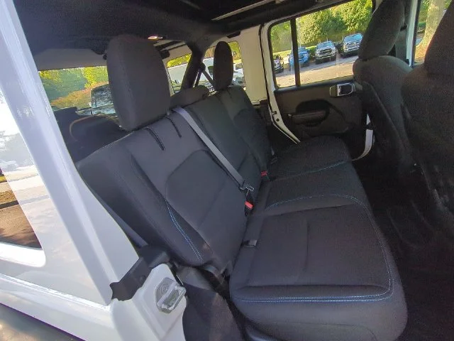 Used 2022 White Jeep Unlimited Rubicon 4xe image 33