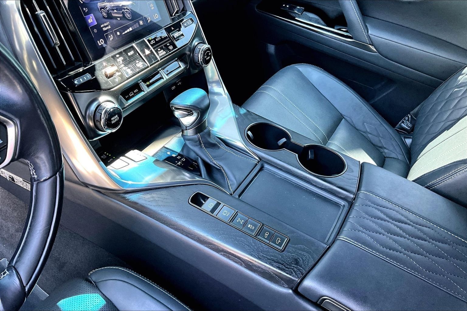 Used 2022 White Lexus 600 Ultra Luxury image 17