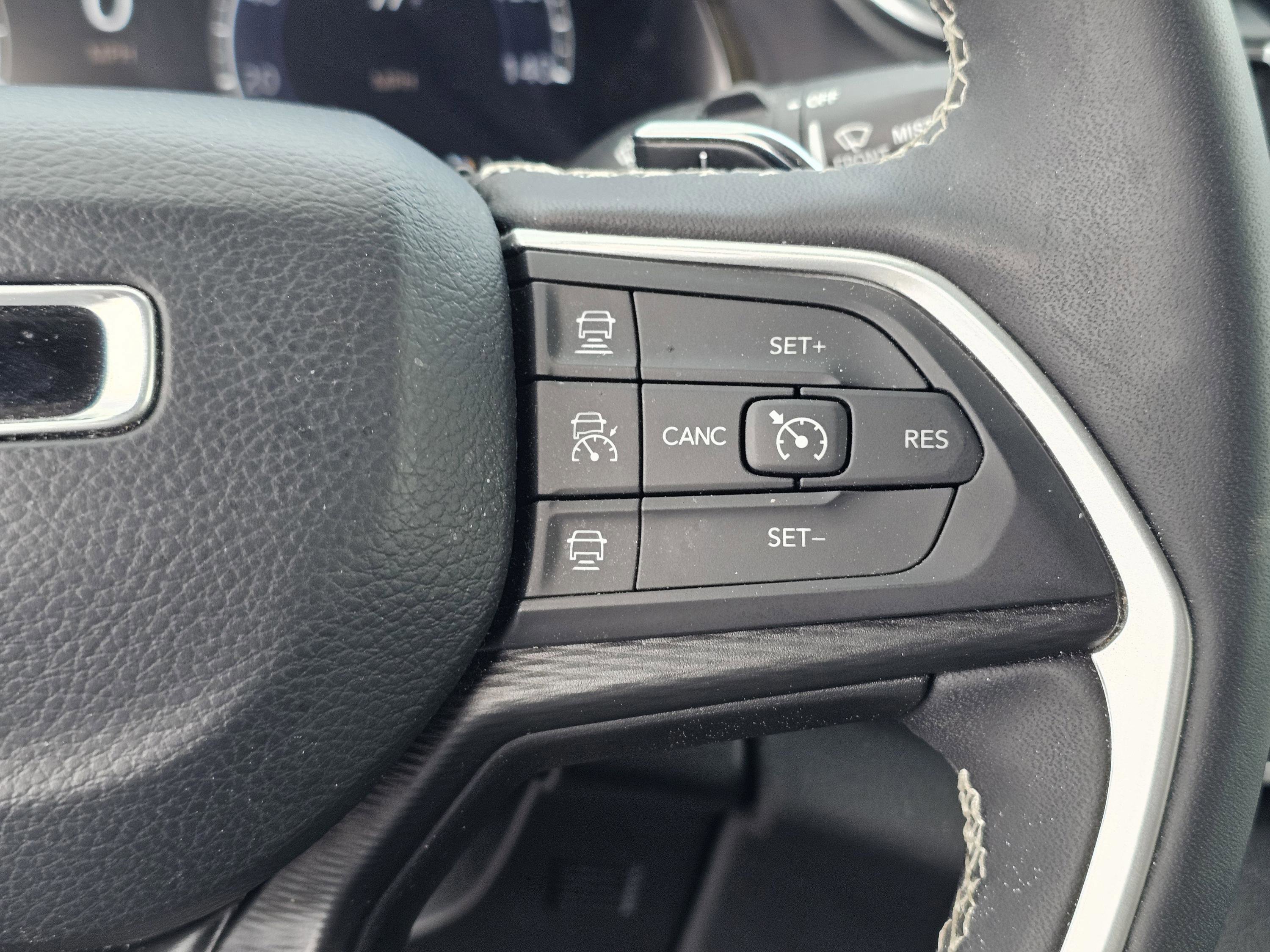 Used 2025 Silver Zynith Jeep Altitude image 21