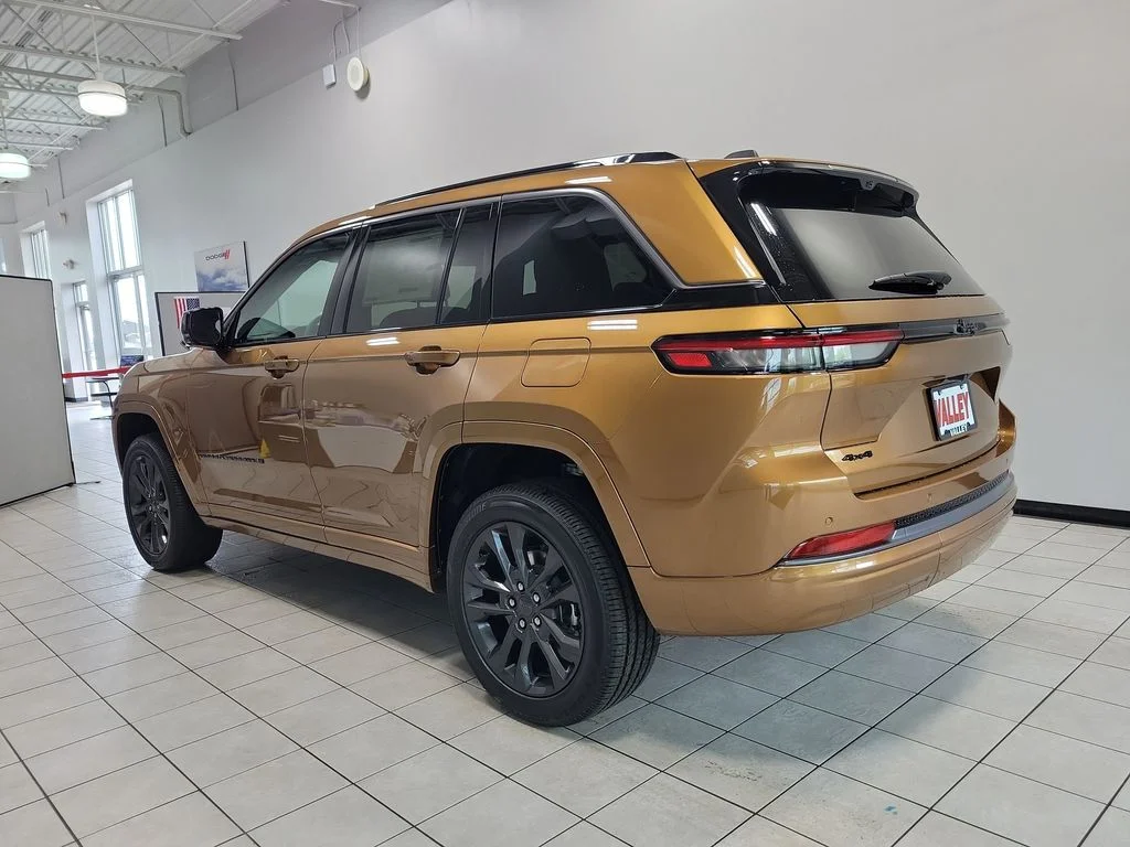 New 2026 Copper Shino Metallic Clear-Coat Exterior Paint Jeep Limited Reserve image 5