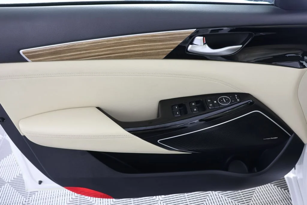 Used 2019 White Kia Technology image 26