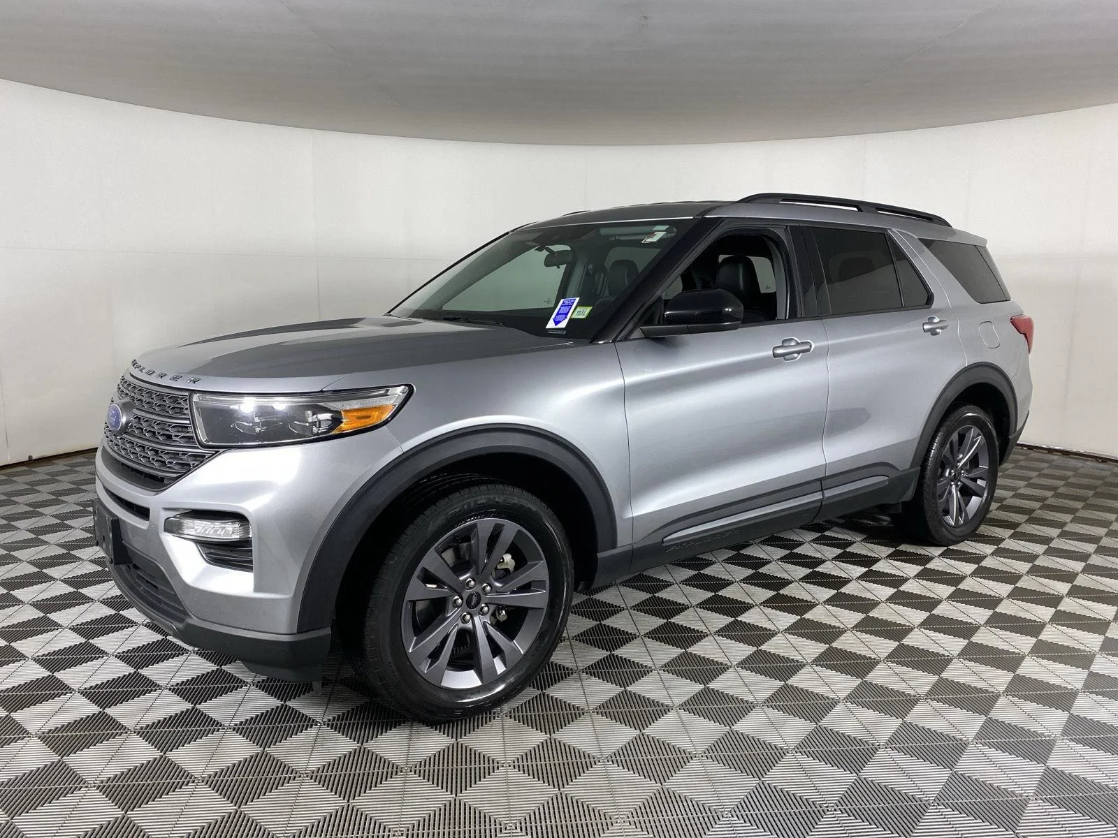 Used 2023 Iconic Silver Ford XLT image 6