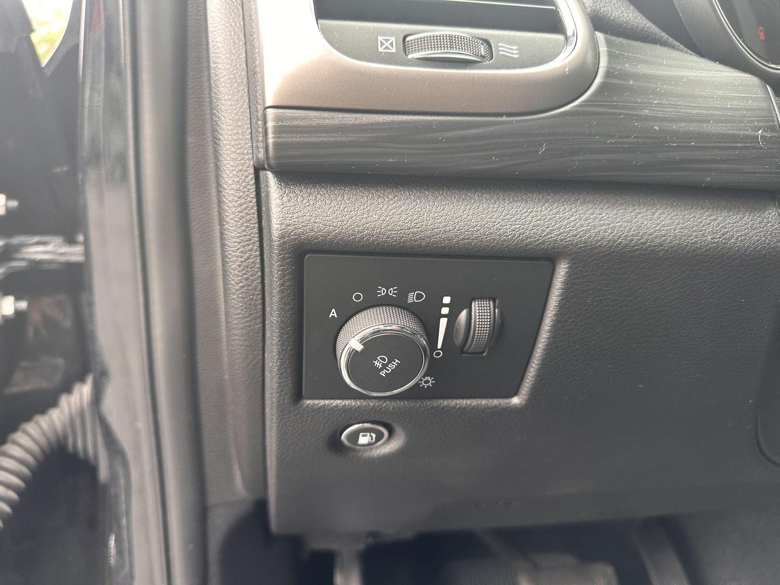 Used 2021 Diamond Black Crystal Pearlcoat Jeep Laredo X image 20