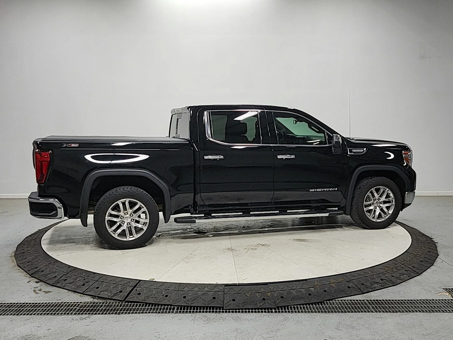Used 2021 Black GMC SLT image 8