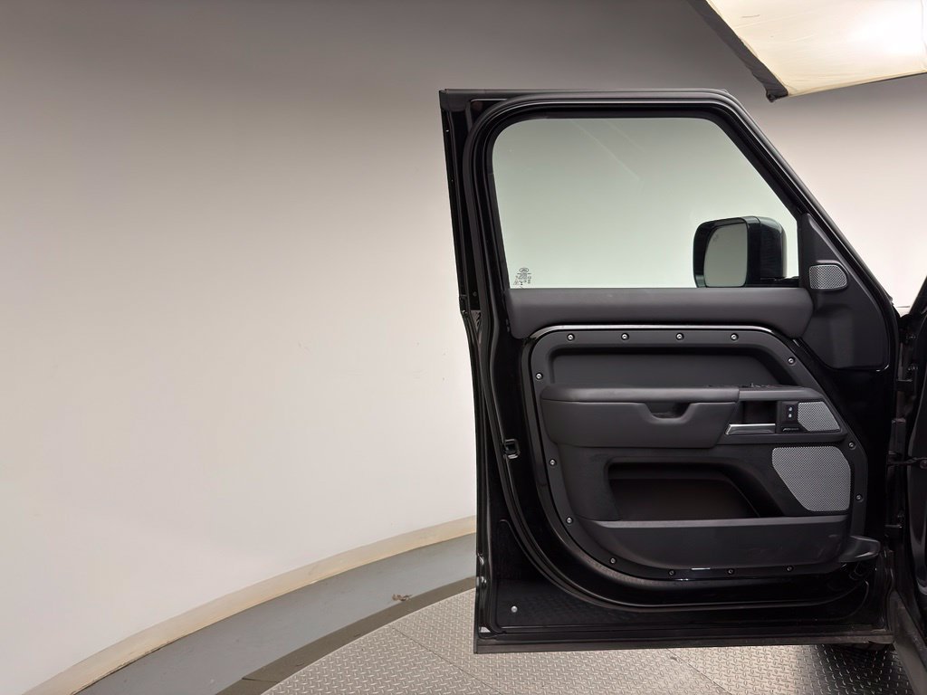 Used 2024 Santorini Black Metallic Land Rover X-Dynamic SE image 9
