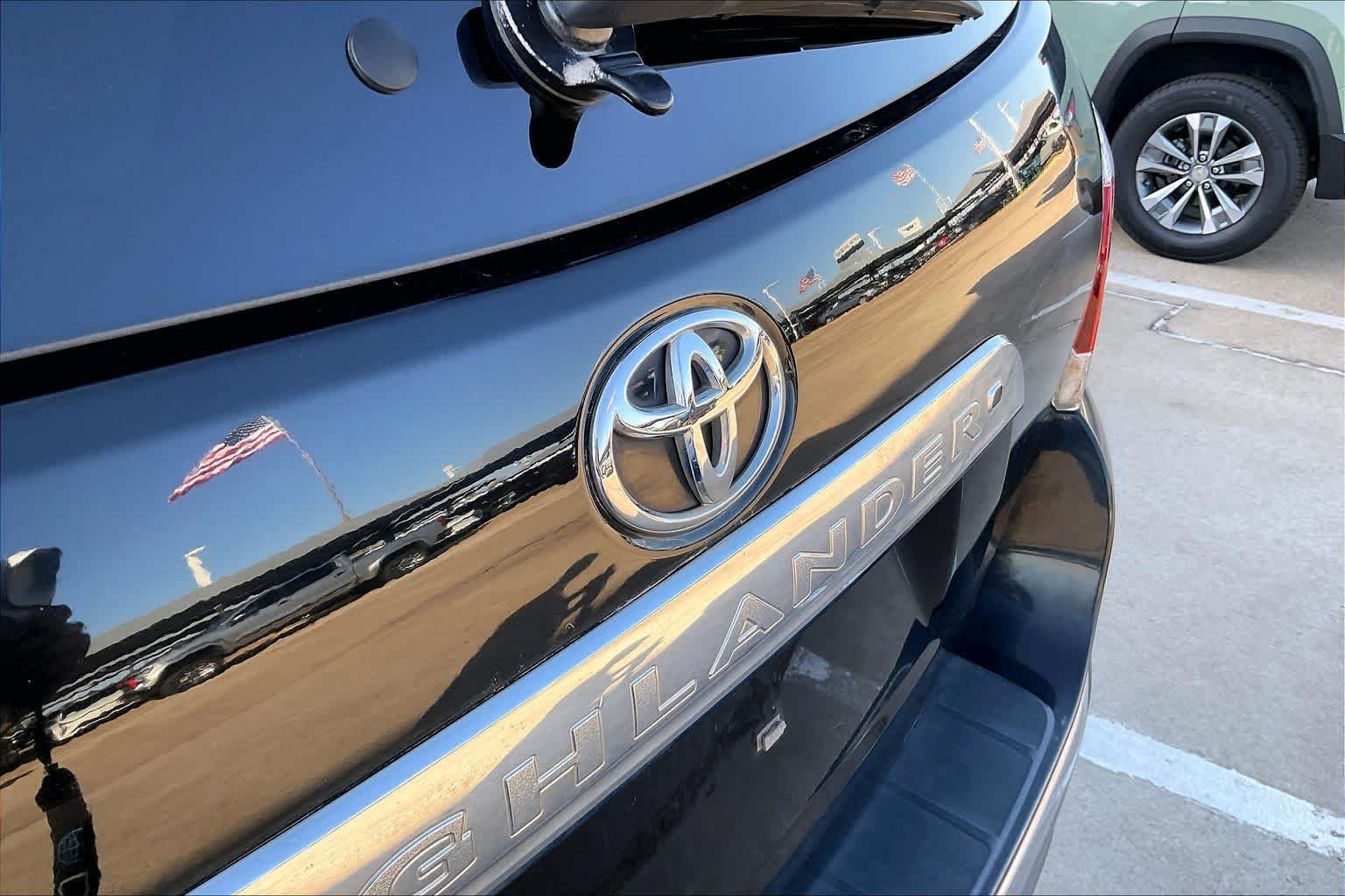 Used 2012 Black Toyota Limited image 28