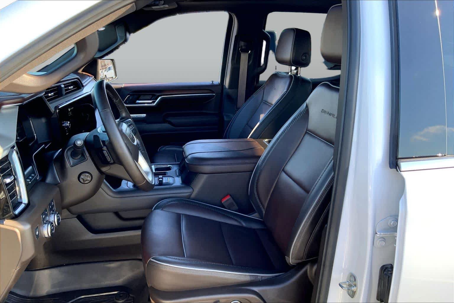 Used 2024 White Frost Tricoat GMC Denali image 8