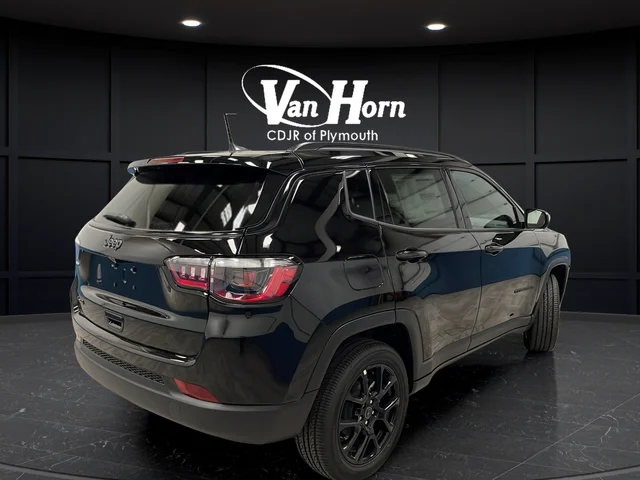 New 2026 Diamond Black Crystal Pearl-Coat Exterior Paint Jeep Latitude image 7