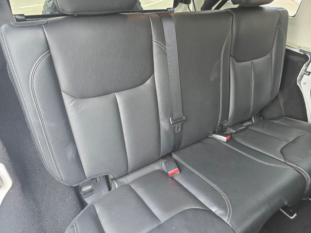Used 2016 White Jeep Unlimited Rubicon image 31
