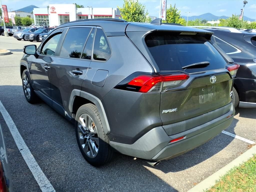 Used 2019 Gray Toyota XLE Premium image 3