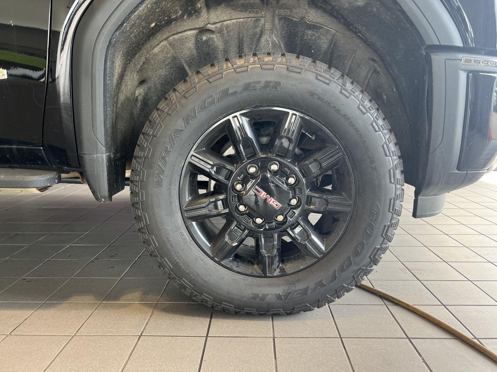 Used 2025 Onyx Black GMC AT4 image 10