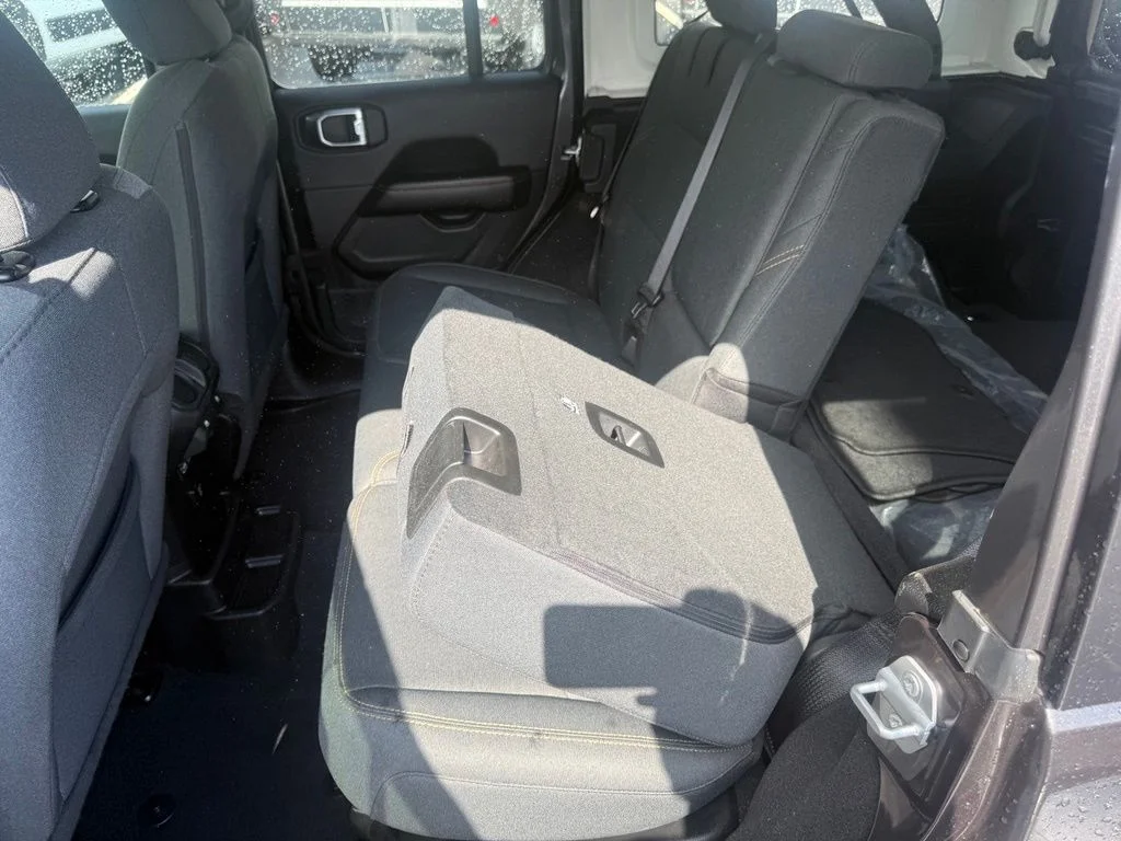Used 2025 Gray Jeep Sahara 4xe image 39