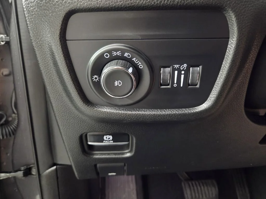 Used 2025 Baltic Gray Metallic Clearcoat Jeep Limited image 22