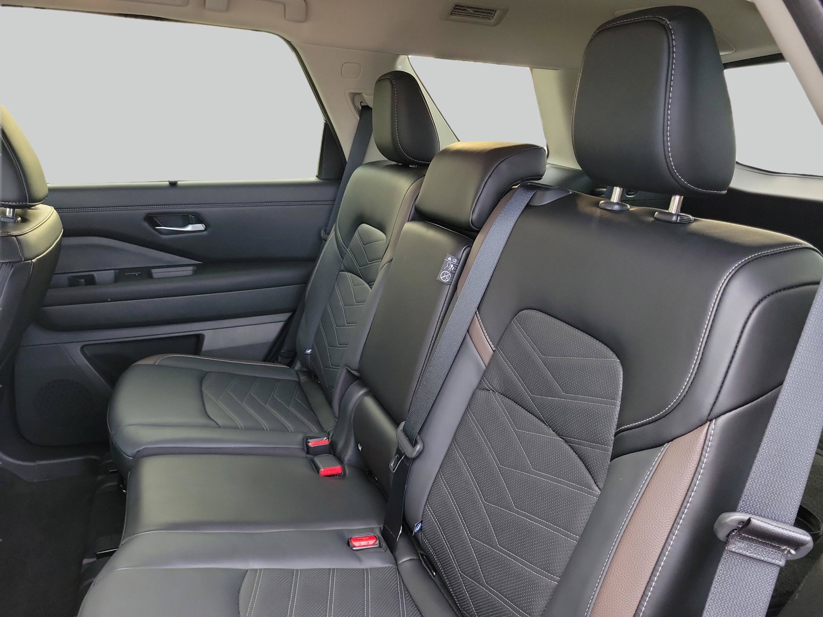 Used 2024 Obsidian Green Pearl Nissan Platinum image 12