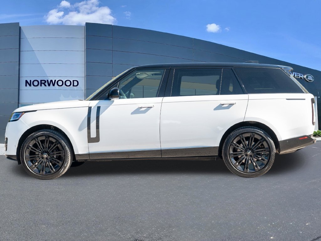 Used 2024 White Land Rover SE image 7