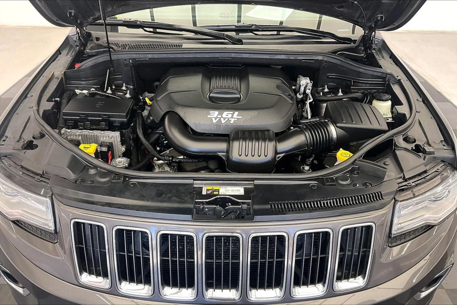 Used 2014 Granite Crystal Metallic Clearcoat Jeep Limited image 9
