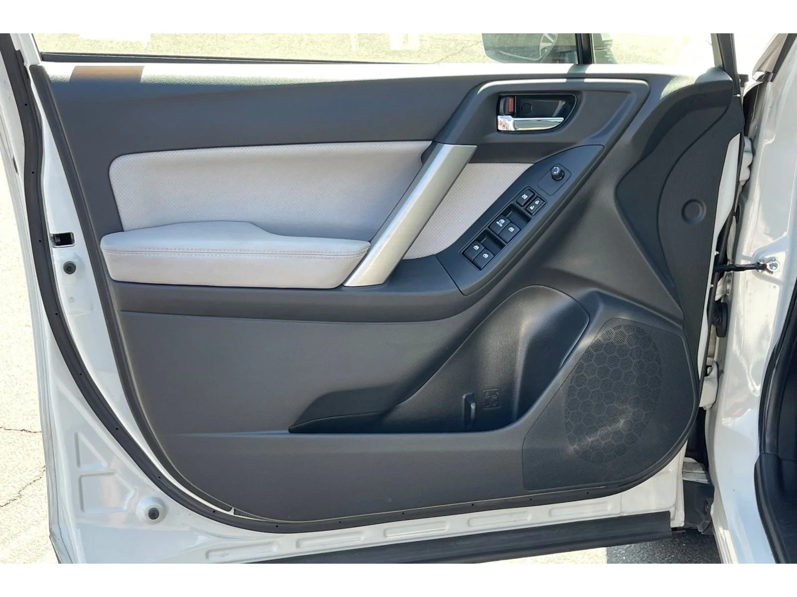 Used 2015 Satin White Pearl Subaru 2.5i Limited image 11