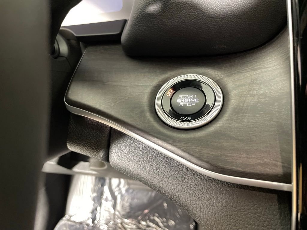 New 2025 Silver Zynith Exterior Paint Jeep Limited image 22