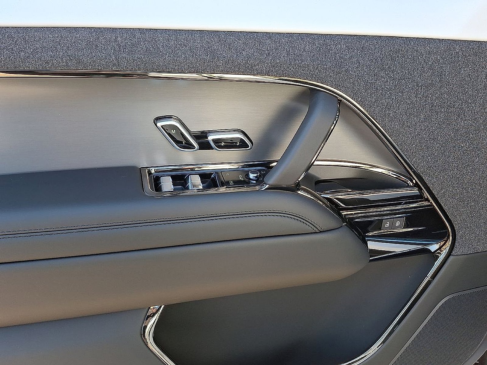 New 2025 Fuji White - 1AA Land Rover Dynamic SE image 19