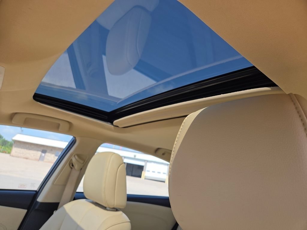 Certified Used 2018 Creme Brulee Toyota XLE Premium image 9