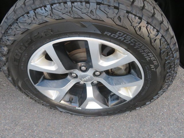 Used 2019 Diamond Black Crystal Pearlcoat Jeep Altitude image 36