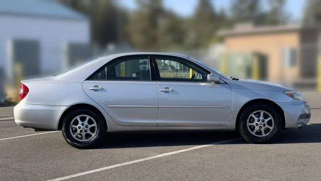 Used 2004 Silver Toyota LE image 8