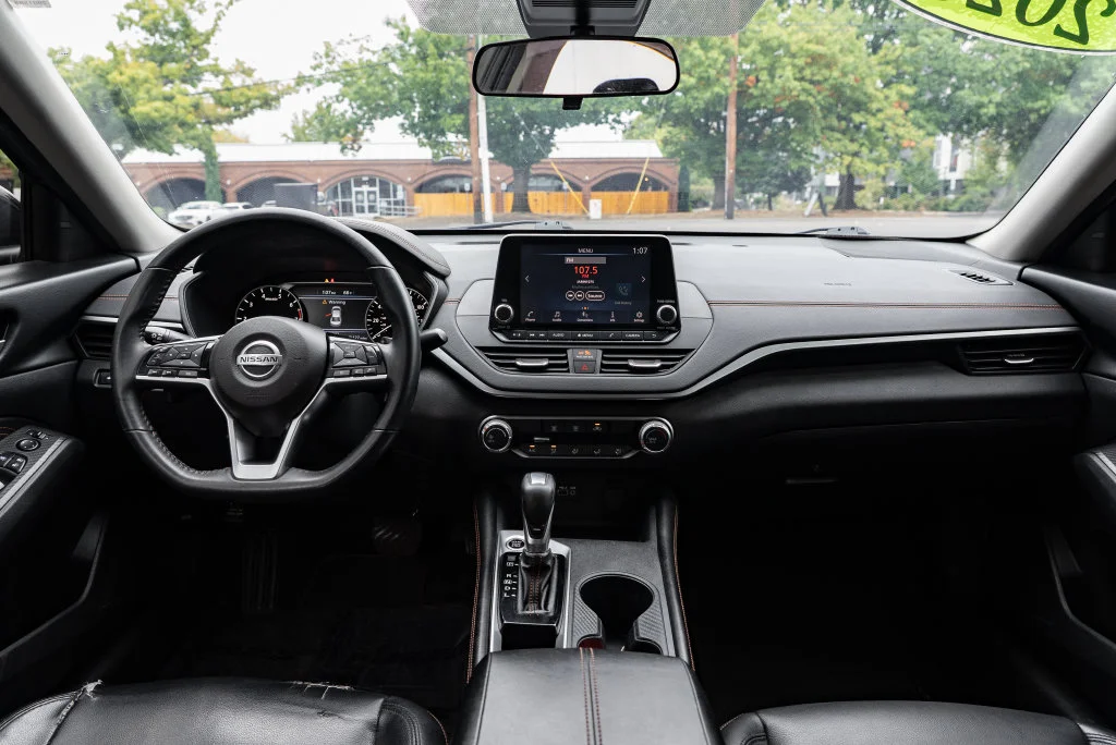Used 2020 Black Nissan 2.5 SR image 9