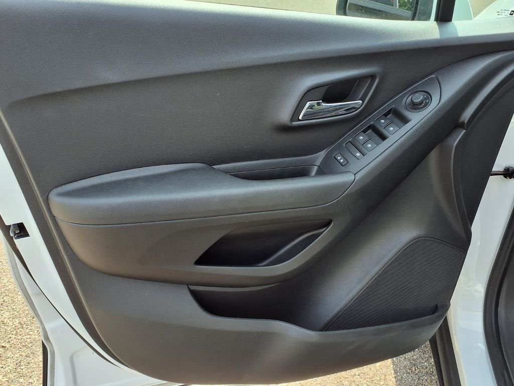 Used 2019 White Chevrolet LS image 17