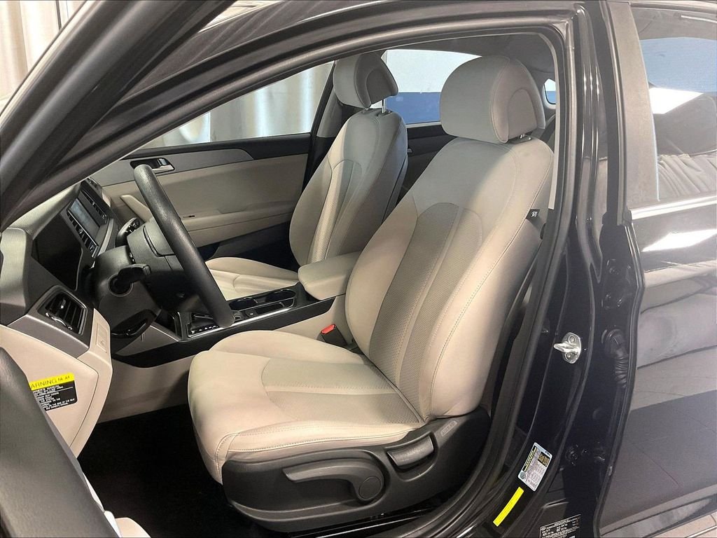 Used 2017 Black Hyundai SE image 10