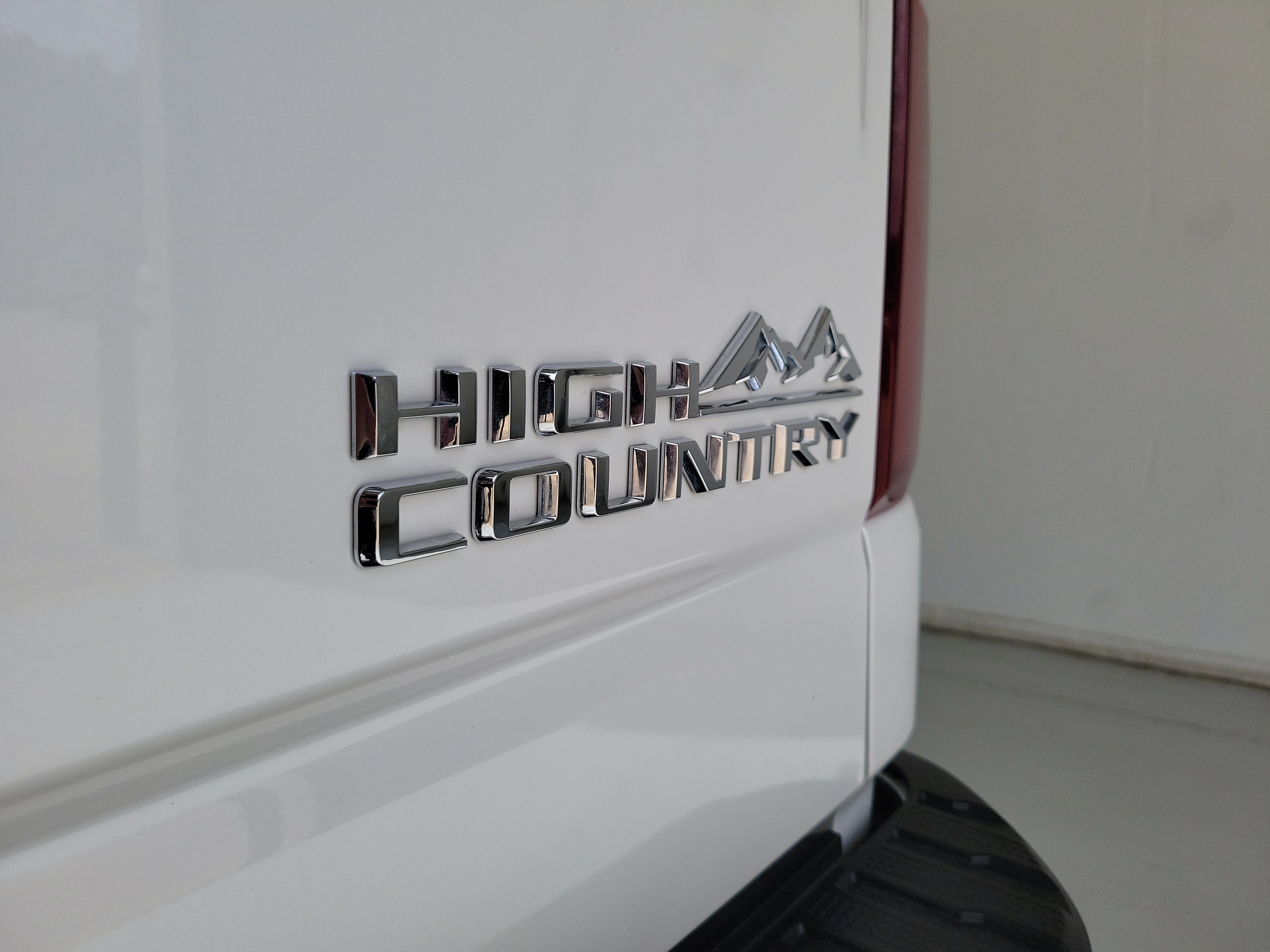 Used 2023 Iridescent Pearl Tricoat Chevrolet High Country image 8