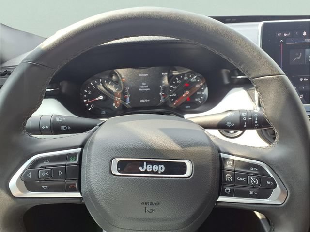 Used 2025  Jeep Limited image 10