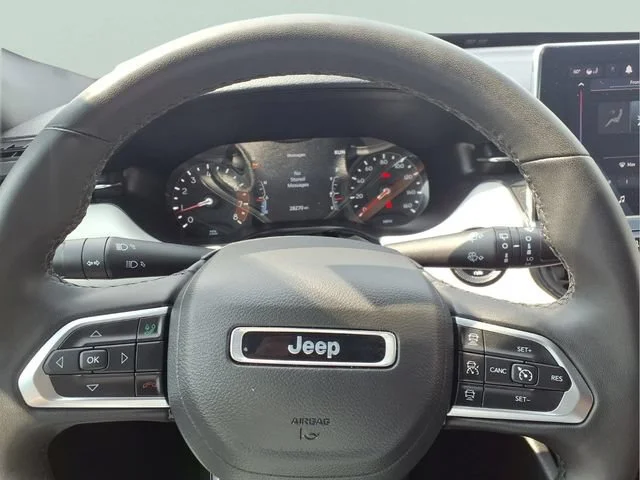 Used 2025  Jeep Limited image 10