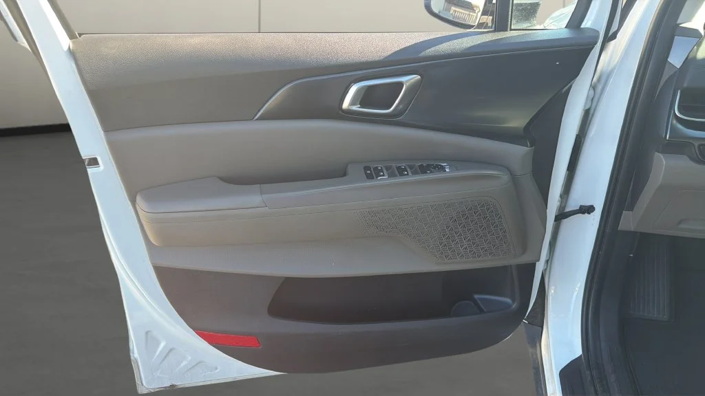 Used 2025 White Kia LXS image 13