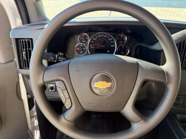New 2026 Summit White Chevrolet 1WT image 19