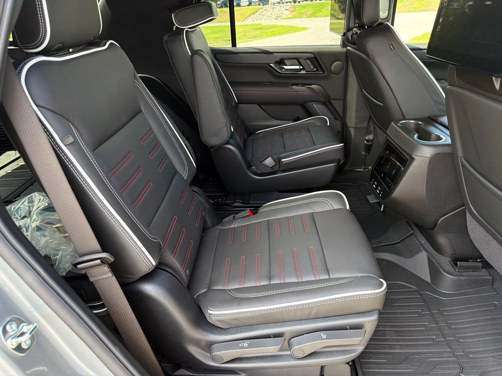2026 GMC Yukon AT4 Ultimate - Photo 13