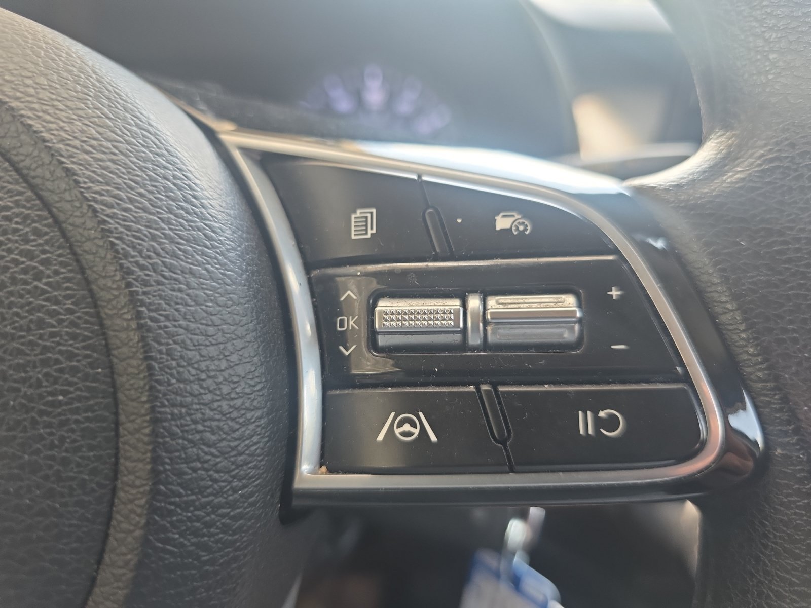 Certified Used 2023 Snow White Pearl Kia LXS image 19