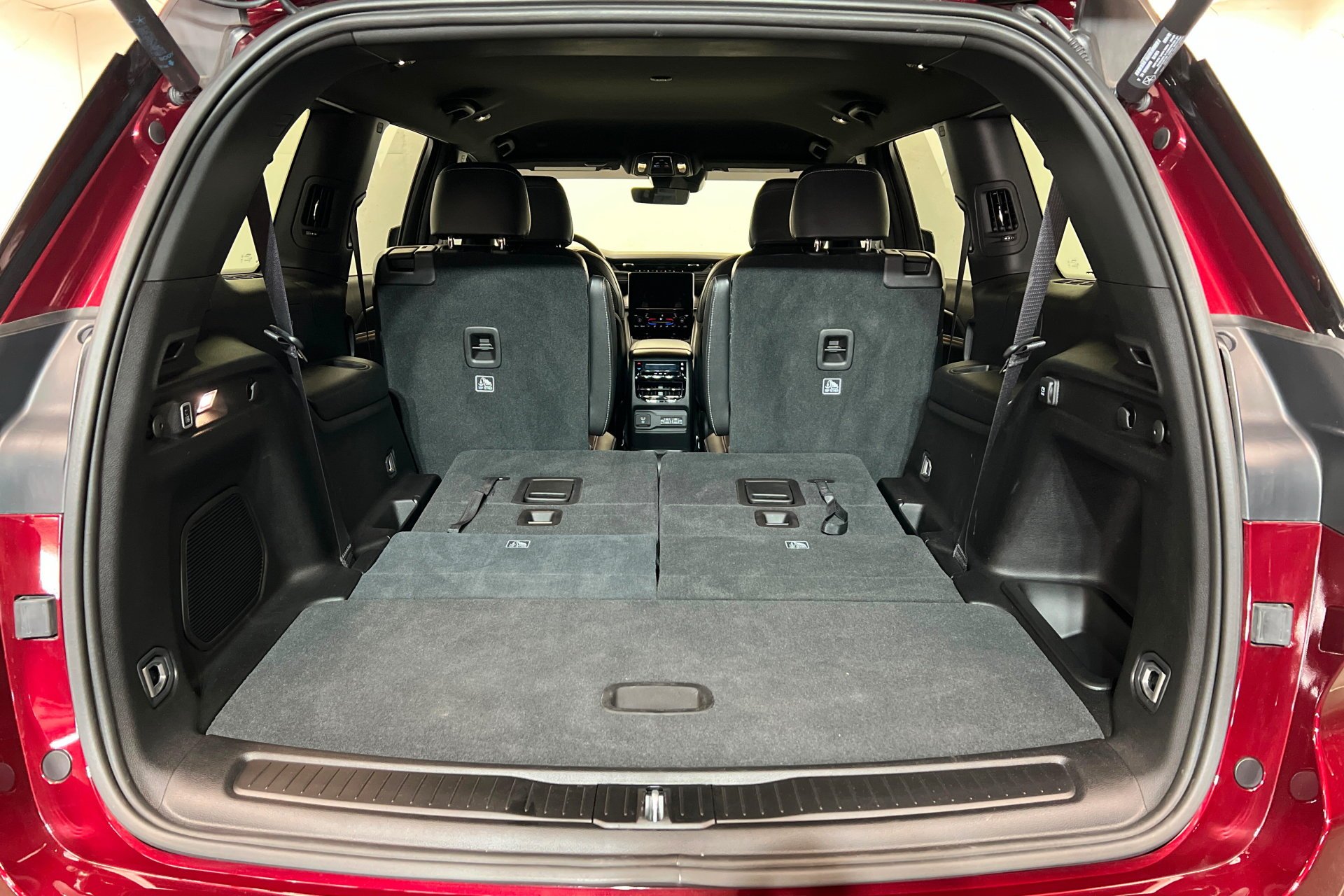 Used 2025 Velvet Red Pearlcoat Jeep Limited image 23