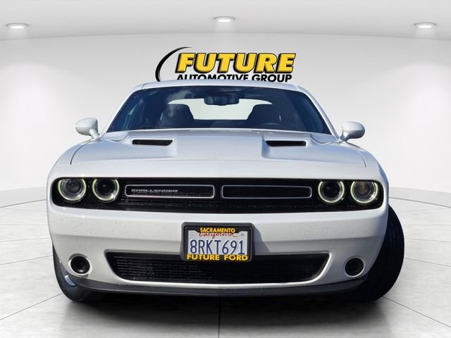 Used 2019 White Dodge SXT image 2