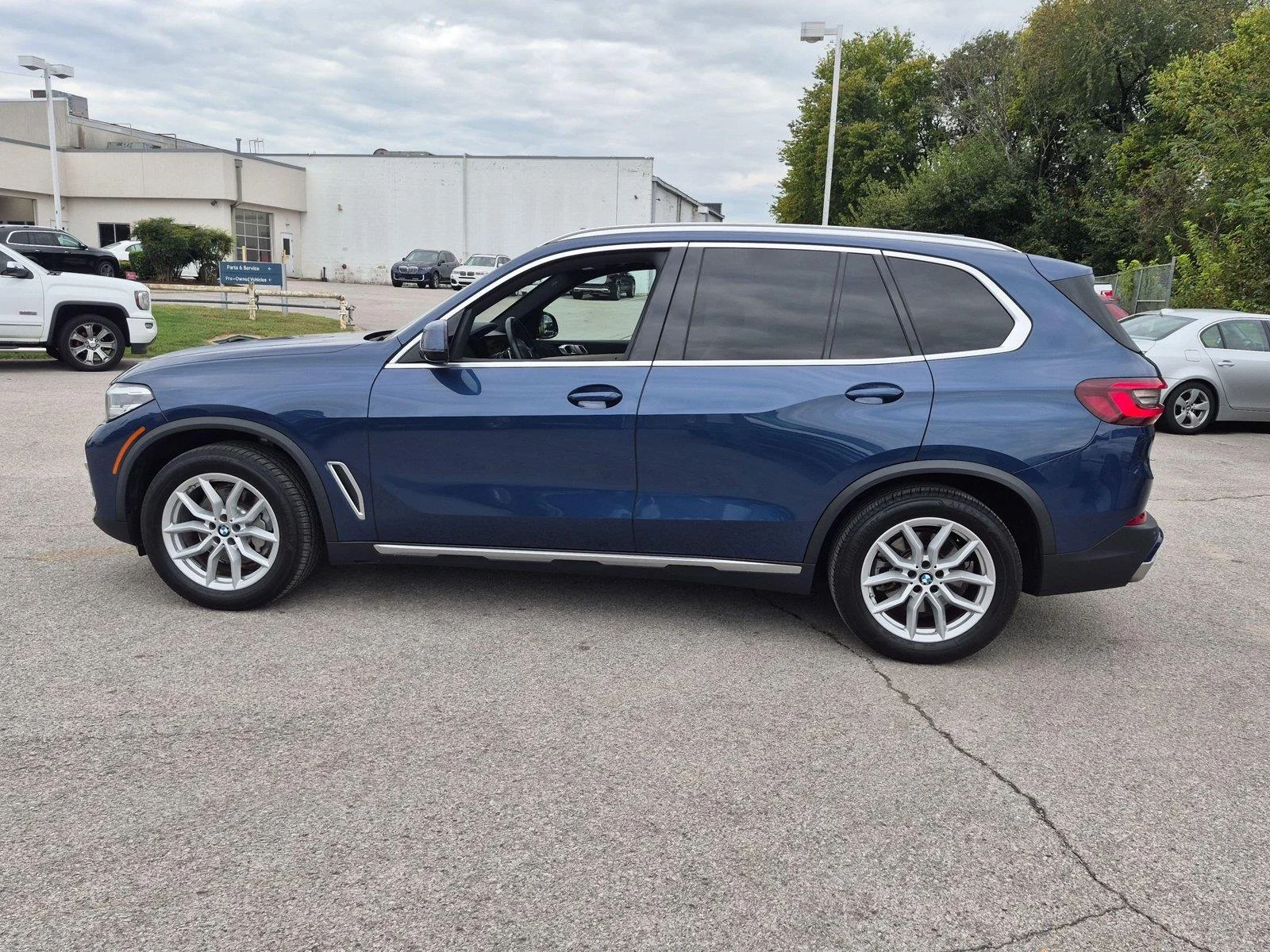 Used 2023 BLUE BMW  image 2