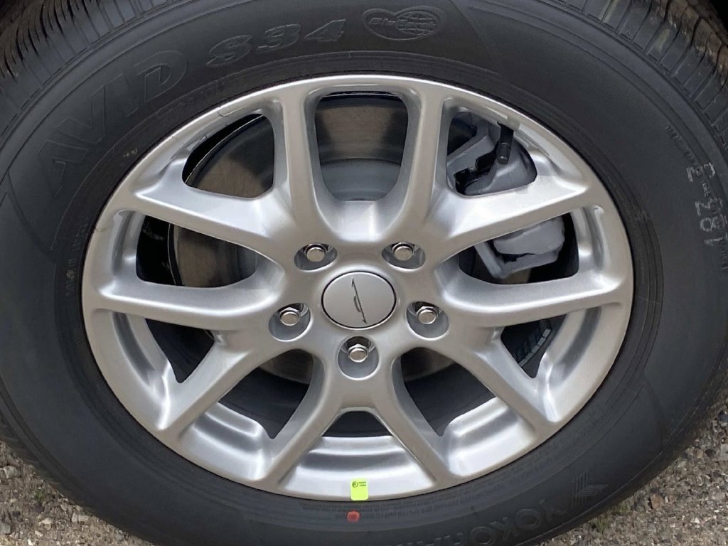 New 2027 Bright White Clear-Coat Paint Chrysler Select image 6