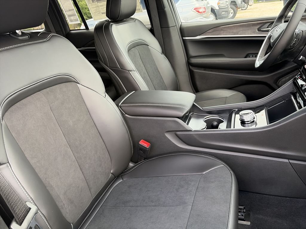 New 2026 Baltic Gray Metallic Clear-Coat Exterior Paint Jeep Altitude image 35